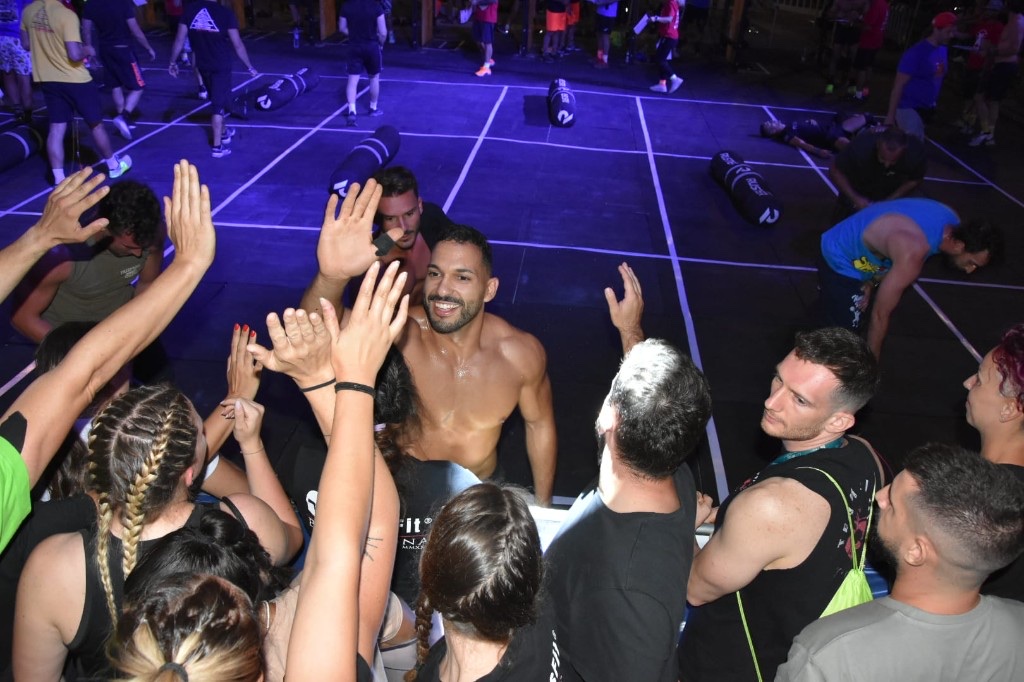 Atleti si danno il cinque dopo il workout: community e festa in box.
