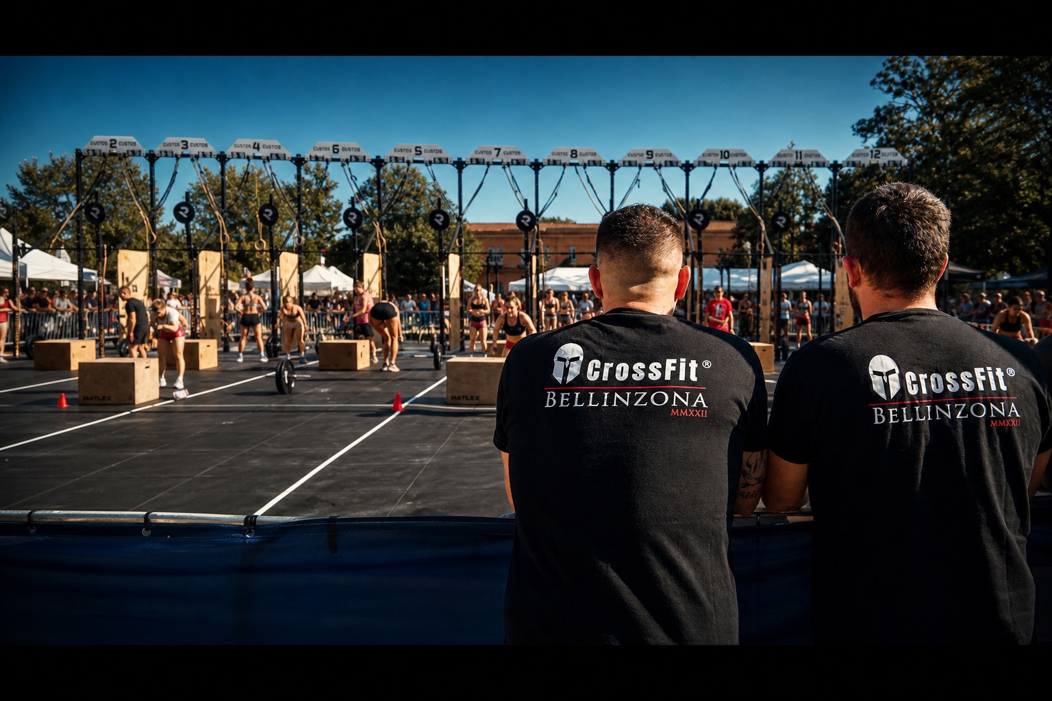Coach CrossFit Bellinzona a una gara outdoor, magliette del box in primo piano.