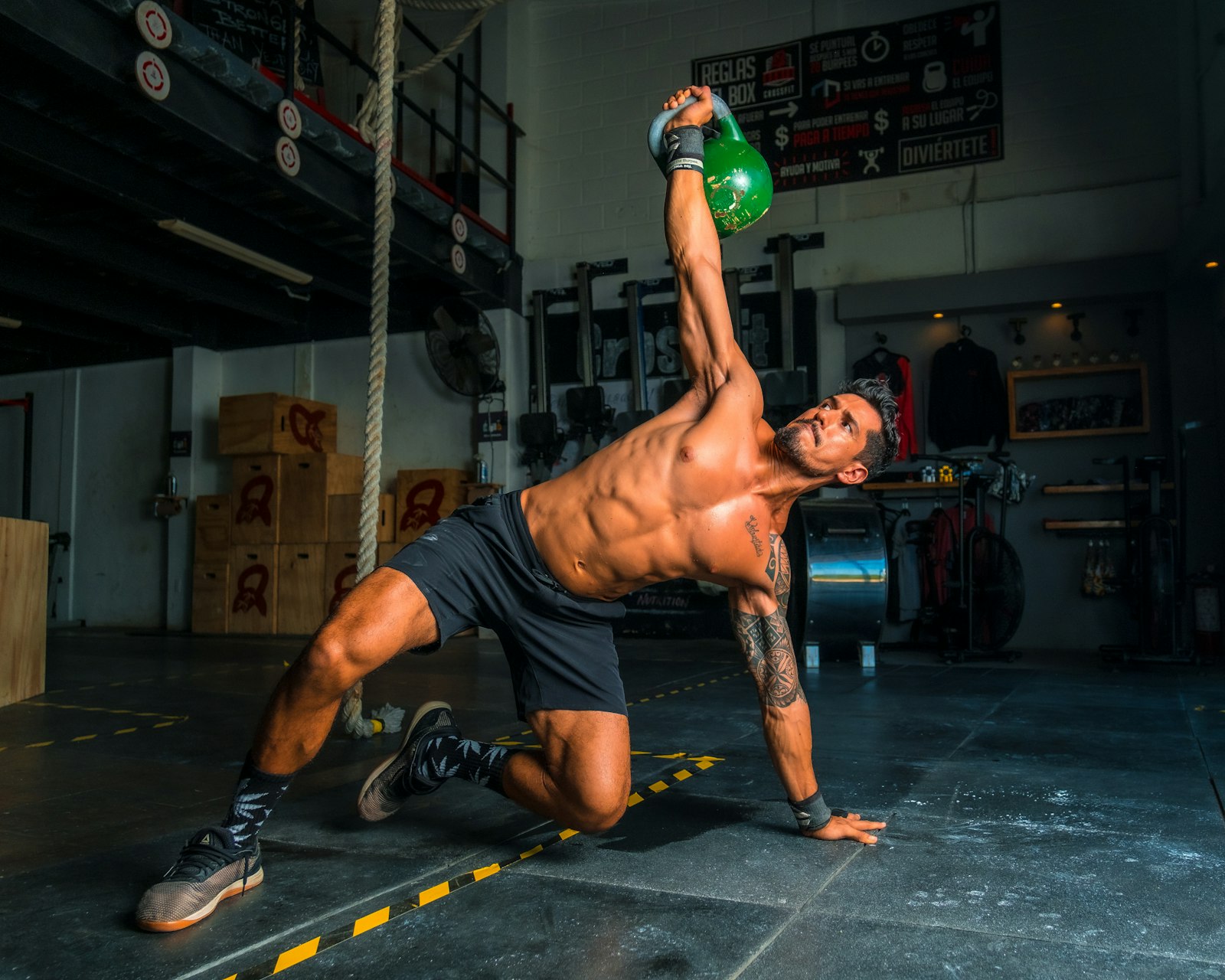 Allenamento funzionale in box: kettlebell, rower e lavoro a terra.